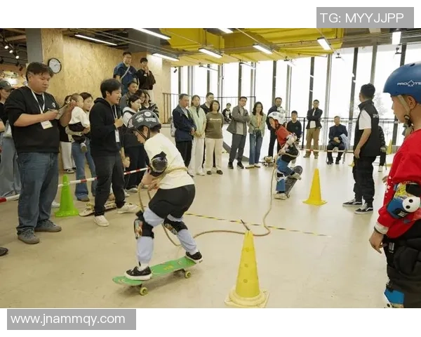 重庆滑板队在极限运动嘉年华中的灵活性表现引发热议与赞赏